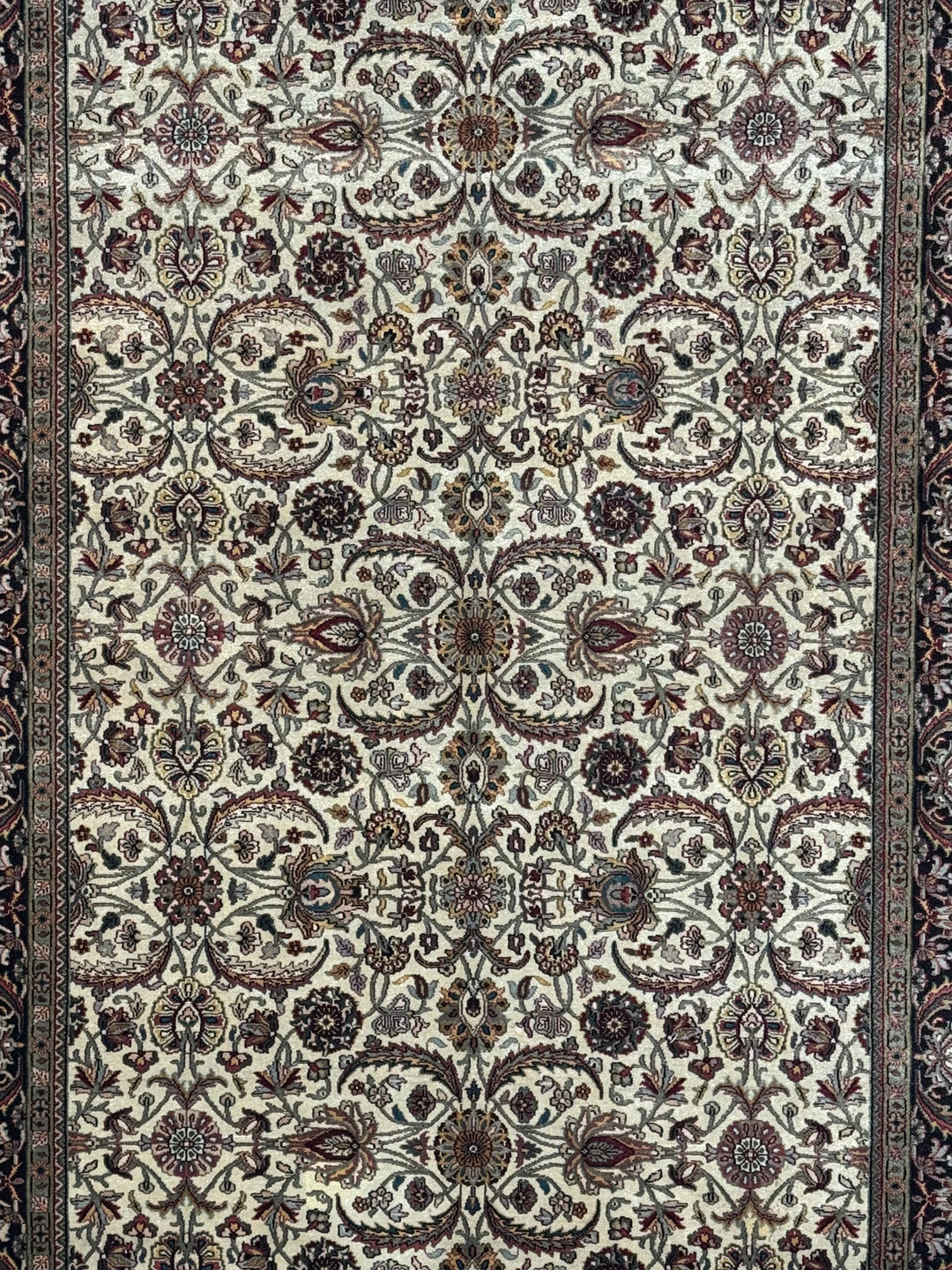 Majestic Garden - Ivory &amp; Black Traditional Floral Rug – 5’8” x 8’6”