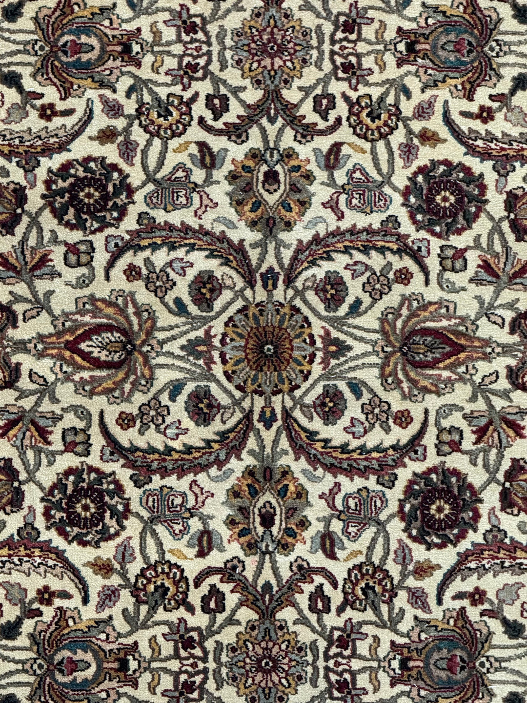 Majestic Garden - Ivory &amp; Black Traditional Floral Rug – 5’8” x 8’6”