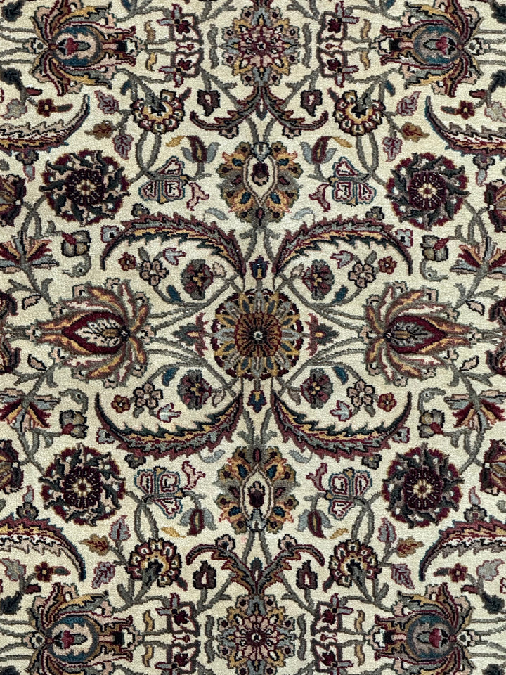 Majestic Garden - Ivory &amp; Black Traditional Floral Rug – 5’8” x 8’6”
