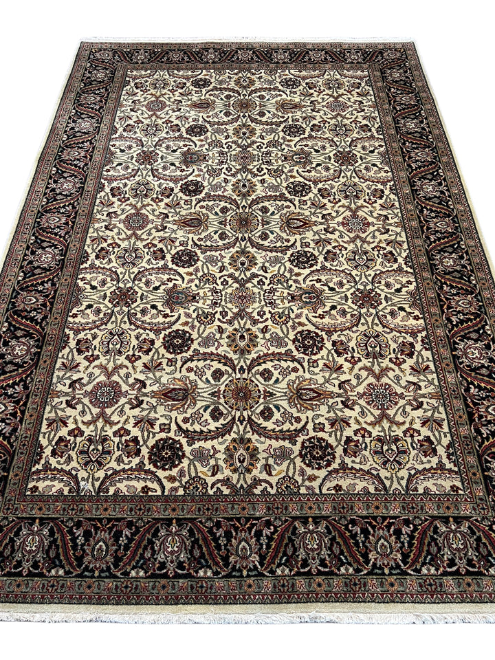 Majestic Garden - Ivory &amp; Black Traditional Floral Rug – 5’8” x 8’6”