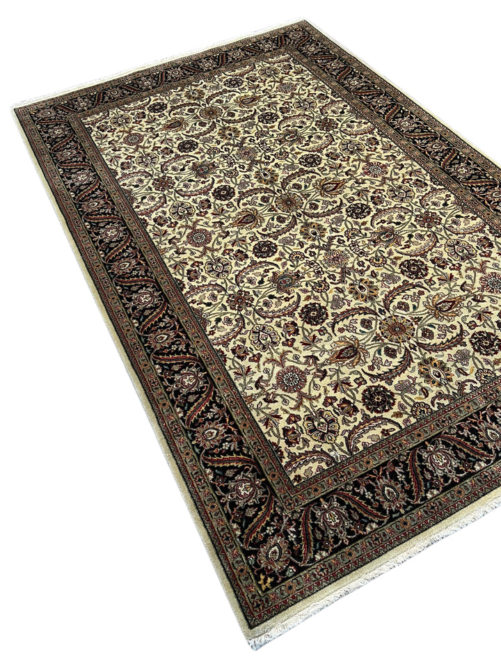 Majestic Garden - Ivory &amp; Black Traditional Floral Rug – 5’8” x 8’6”