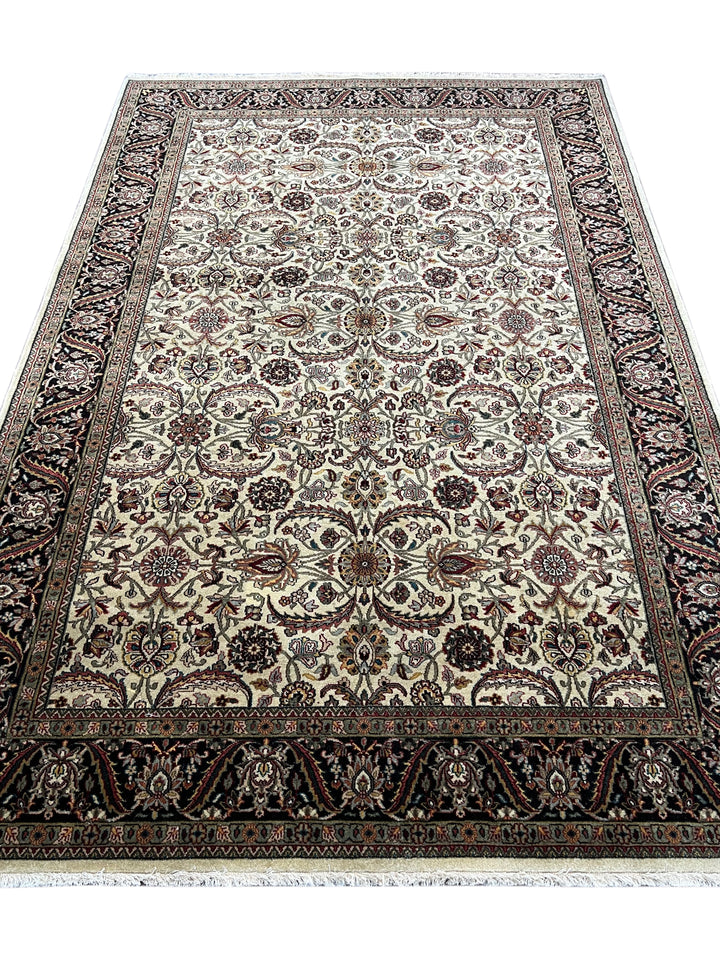 Majestic Garden - Ivory &amp; Black Traditional Floral Rug – 5’8” x 8’6”