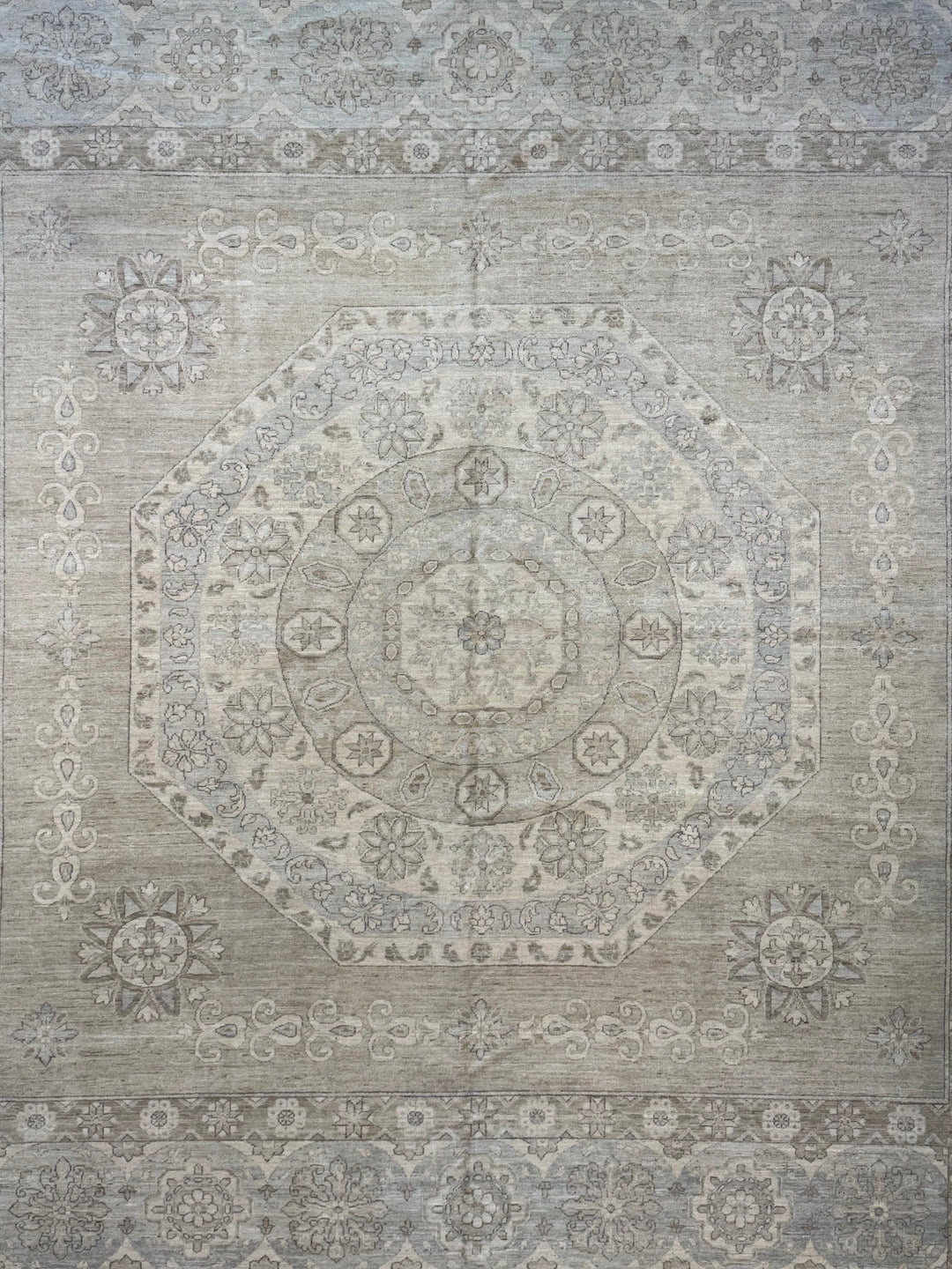 Celestial Mist – Silver Grey &amp; Ivory Medallion Rug – 12’1” x 14’9”