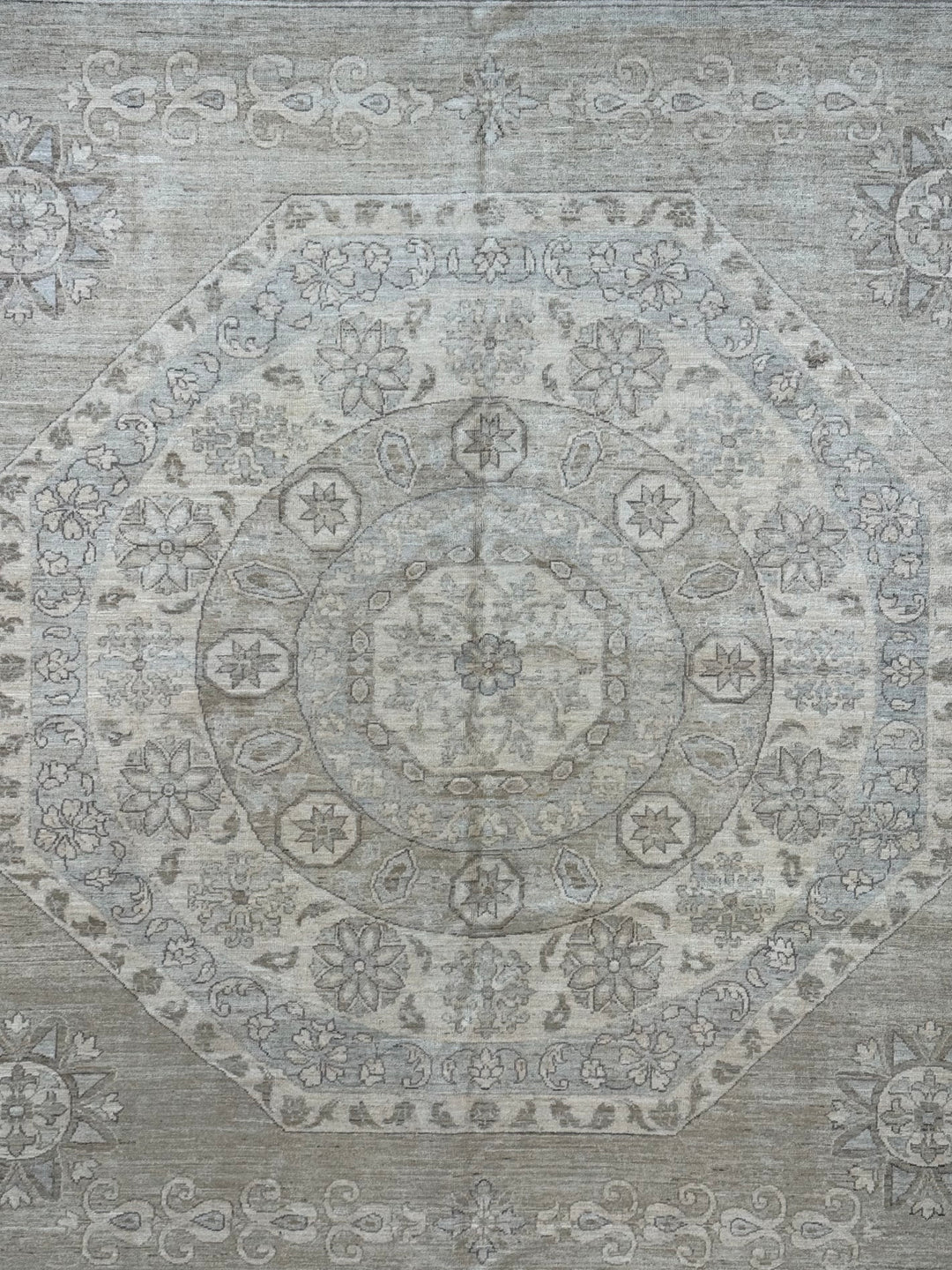 Celestial Mist – Silver Grey &amp; Ivory Medallion Rug – 12’1” x 14’9”