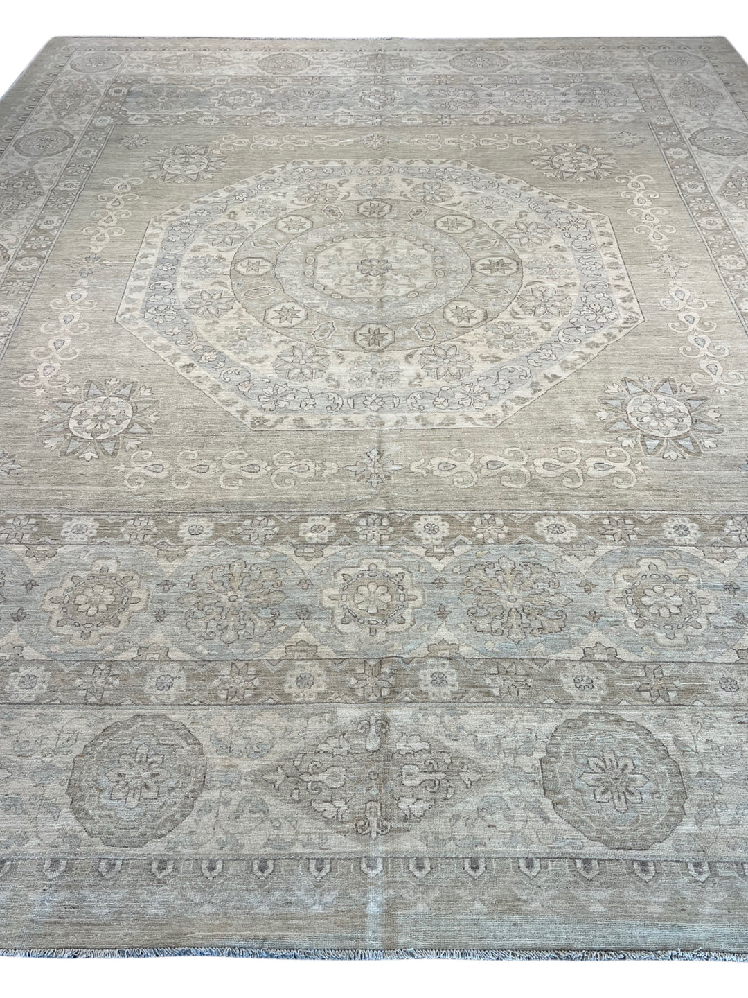 Celestial Mist – Silver Grey &amp; Ivory Medallion Rug – 12’1” x 14’9”
