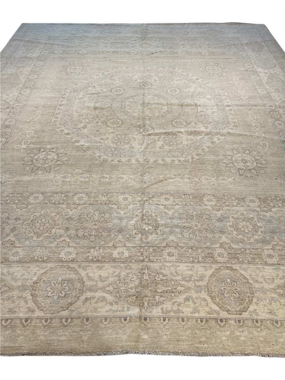 Celestial Mist – Silver Grey &amp; Ivory Medallion Rug – 12’1” x 14’9”