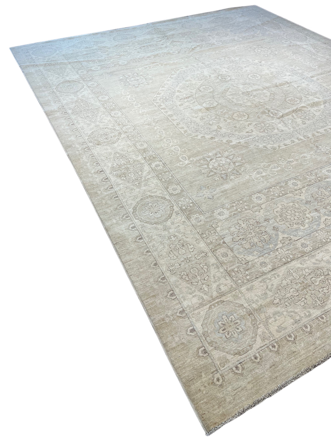 Celestial Mist – Silver Grey &amp; Ivory Medallion Rug – 12’1” x 14’9”